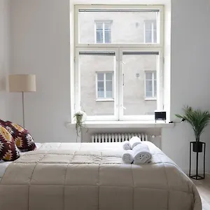 https://2ndhomes-cozy-modern-courtyard-home-with-great-location.tophotelshelsinki.com